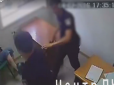 Кулаками, палицею і вішалкою: У Запоріжжі поліція за адміністративне порушення побила чоловіка в наручниках (відео)