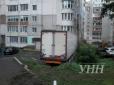 Вантажівка у Хмельницькому протаранила чотири авто, розтрощила кіоск та врізалася у багатоповерхівку (фото)