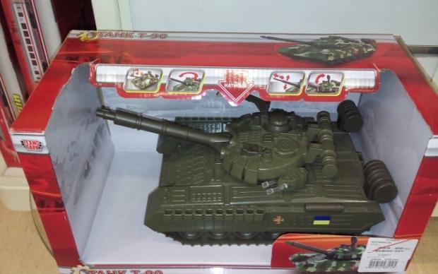 Китайці щось знають, а то б не позначали російський танк українським прапором. Фото: Фейсбук.