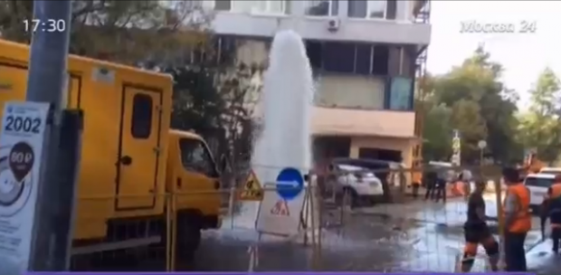 Каналізаційний "фонтан" у Москві. Фото: скріншот з відео.