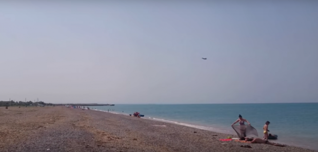 Пляж в Криму. Червень 2016 року. Скріншот.