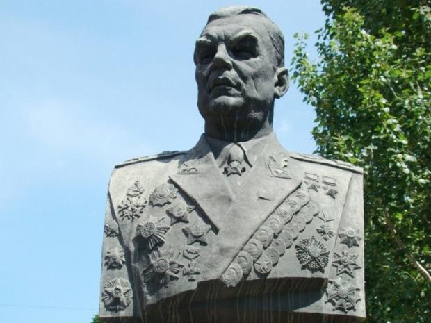 В центрі Одеси знівечили пам'ятник радянському маршалу. Фото: Депо.