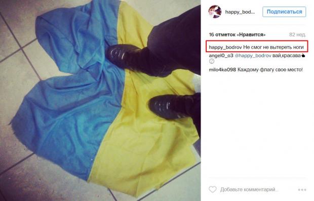 Житель "ДНР" не зміг "втриматися", щоб не витерти ноги об український прапор. Фото:facebook