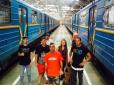 У метро - як на виставку: Іспанський художник розмалює поїзди київської підземки