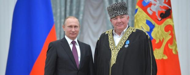 Путін та муфтій Ісмаїл Бердиєв, який закликав робити жіноче обрізання. Фото:tsn.ua