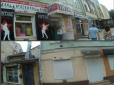 Громадянська позиція: У Франківську два підприємці самостійно демонтували незаконні реклами на фасадах