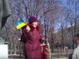Свято для усіх патріотів: З нагоди Дня прапора Порошенко згадав сміливу пенсіонерку у окупованому Луганську (відео)