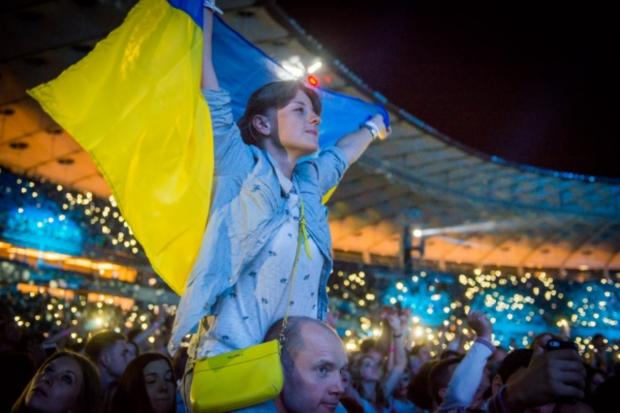 Українці із державним прапором. Фото: соцмережі.