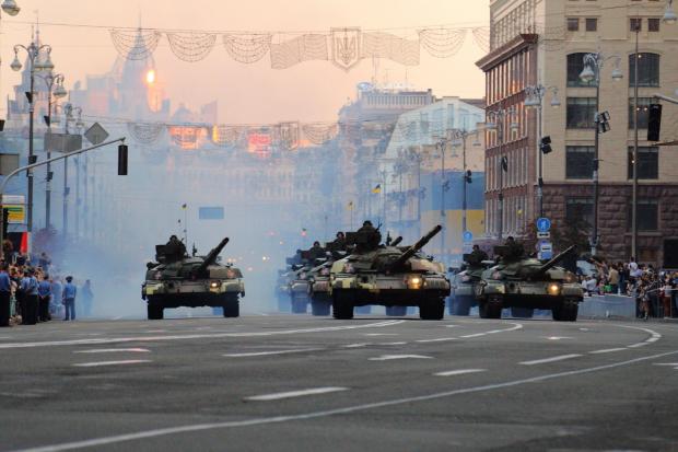 На Хрещатику розпочався військовий парад до 25-ї річниці Незалежності України. Фото: 112.ua.