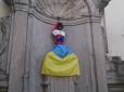Привітання з ЄС: У Брюсселі з нагоди Дня незалежності України відому скульптуру переодягли в костюм козака (фото)
