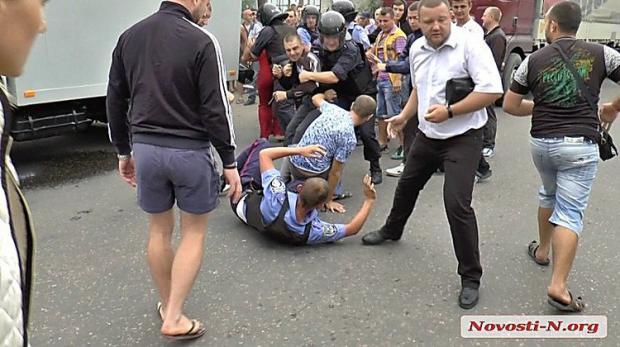 На Миколаївщині намагались вчинити самосуд над поліцейськими. Фото: Novosti-N.