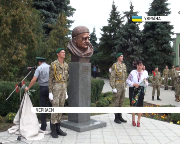 Загиблому у боях на ДОнбасі відкрили пам'ятник. Фото: "5 канал"