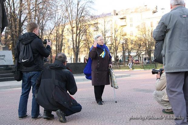 Луганська пенсіонерка захищає свою любов до України. Фото: informator.media