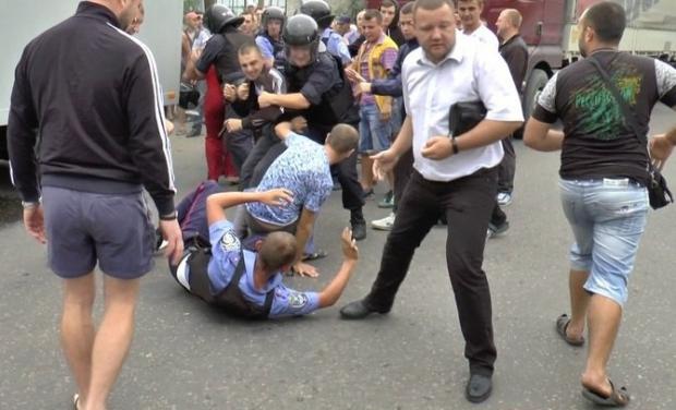 Самосуд над поліцейськими. Фото:www.unian.ua