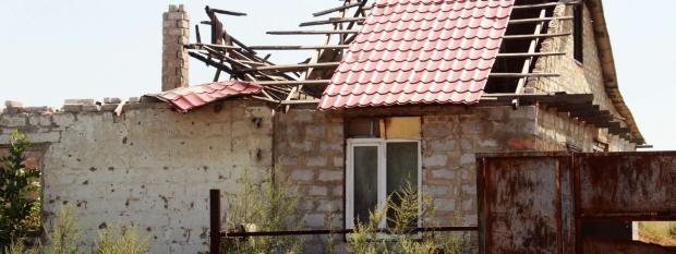 Зруйнований будинок в "ЛНР". Ілюстрація:hromadskeradio.org