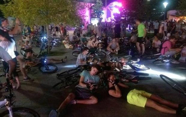 Велосипедисти влаштували лежачу акцію протесту. Фото: 24tv.ua.
