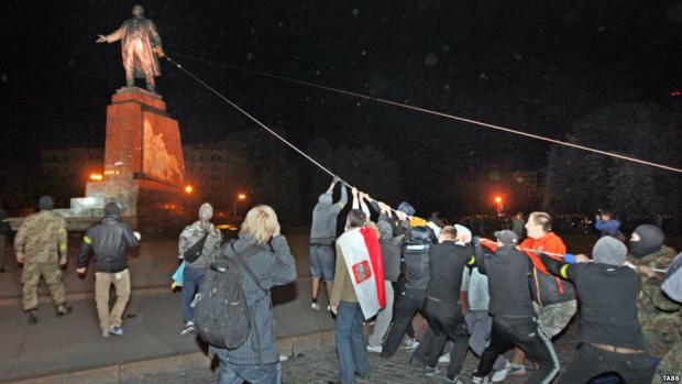 Знесення пам'ятника Леніну в Харкові. Фото: radiosvoboda.org.