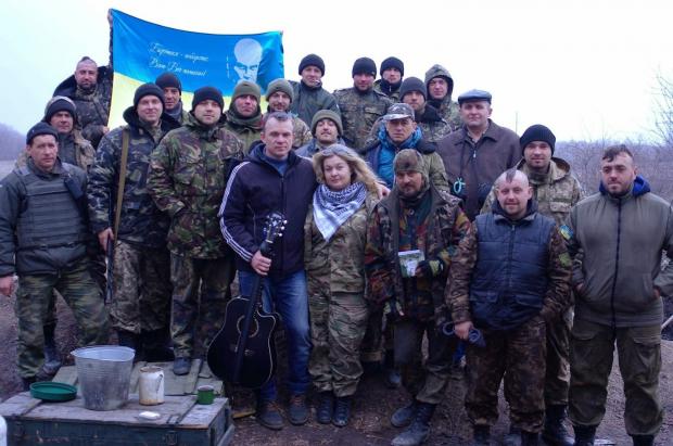 Українські бійці та волонтери. Ілюстрація:www.vilni.org.ua