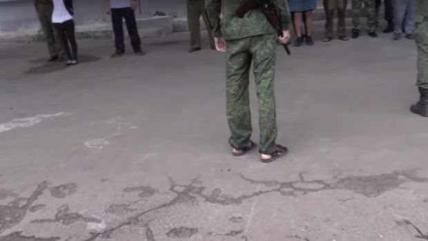 Бойовики "ЛНР" та "ДНР" воюють у капцях. Фото: скрін відео