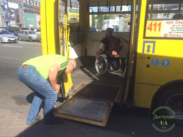 Водій допоміг інваліду-візочнику заїхати до автобусу. Фото: Фейсбук.