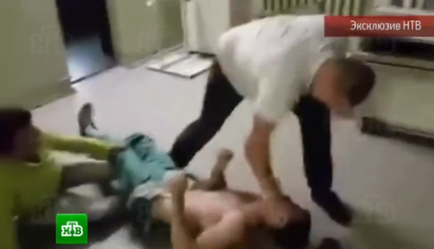 Бійка у російській лікарні. Фото: скріншот з відео.