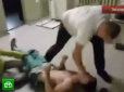 Принади російської медицини: У РФ чоловік побив лікаря через довге очікування в черзі (відео 18+)