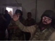 «Чорнії брови, карії очі»: Солист DZIDZIO зробив приємний сюрприз бійцям у Мар'їнці (відео)