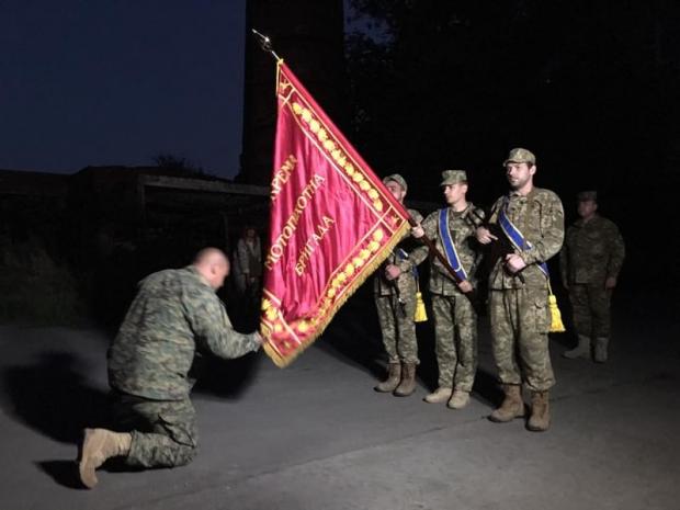 В Авдіївці офіцер зі сльозами на очах попрощався з прапором 58-ї бригади. Фото: Фейсбук.