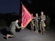 Зронивши скупу чоловічу сльозу, боєць 58-ї бригади попрощався з бойовим прапором і своїми побратимами (фото)
