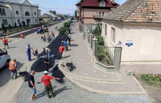 У Великій Доброні мешканцям набридло чекати уваги від держави. Фото:http://www.mukachevo.net/