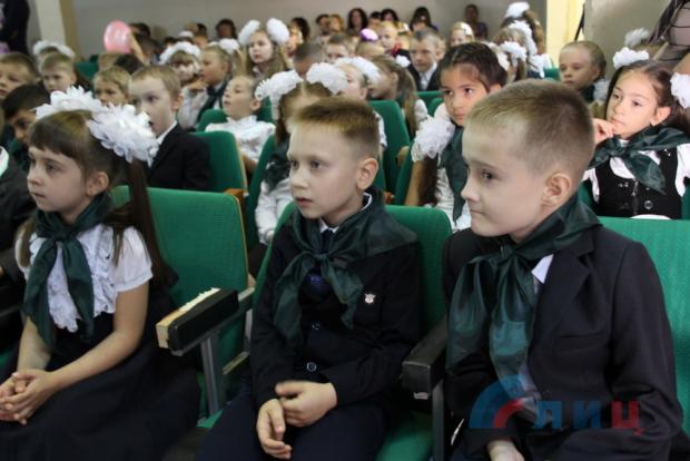 Школярам в Луганську розповіли, що зброю бойовики брали у краєзнавчому музеї. Фото:lug-info.com