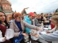Грецька гуманітарка: На Красній площі натовпу згодували вантажівку салату (фото)