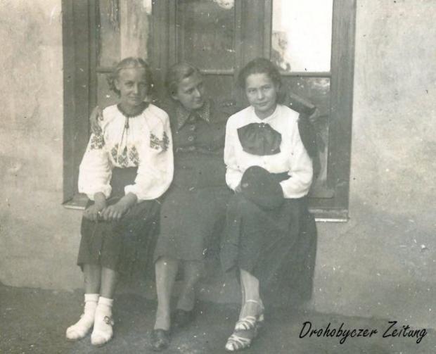 Дрогобицькі гімназистки, які сидять на підвіконні (тепер це Дрогобицька школа №1), по центрі сидить Люба Якубовська. Фото з архіву Оксани Лукомської
