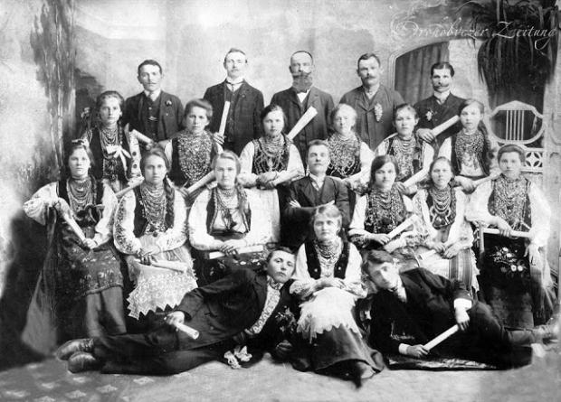 Хор. Стоїть третя зліва - Кася Кушнір (1896 р.н.). Фото з архіву Оксани Лукомської