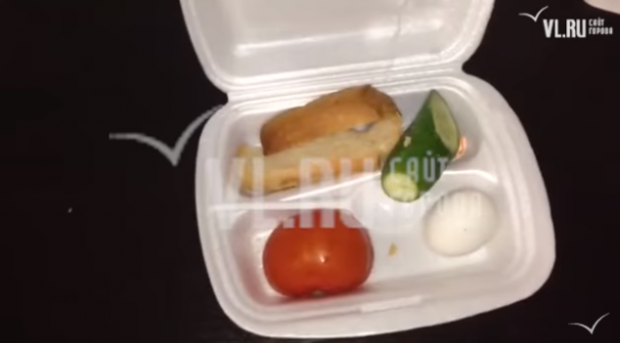 Їжа для російського поліцейського. Фото: скріншот з відео.