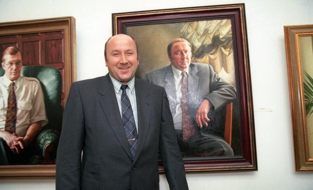 Олександр Коржаков на тлі свого портрета роботи художника Сергія Присєкіна, 1998 рік. Фото Віктора Велікжаніна.