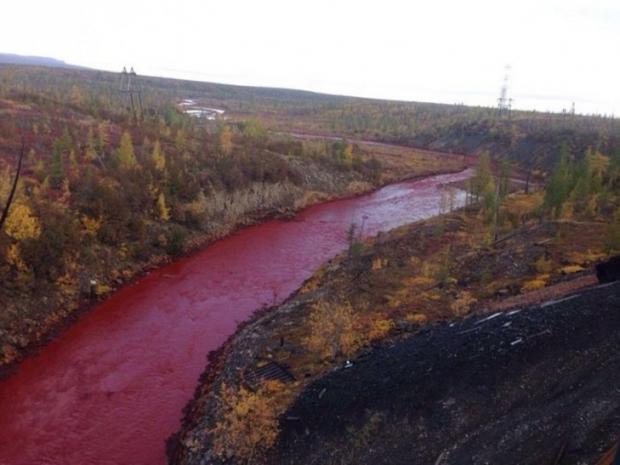 Річка у РФ стала червоною. Фото: соцмережі.