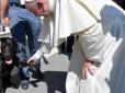 Папа Франциск потиснув лапу собаці, який врятував дитину
