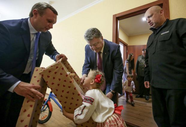 Розвідники отримали ордери на квартири. Фото: прес-служба Президента України