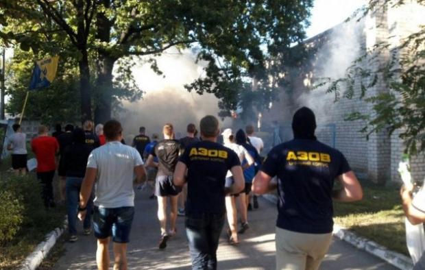 Активісти "Азова" штурмують незаконну забудову на Святошині. Фото:focus.ua