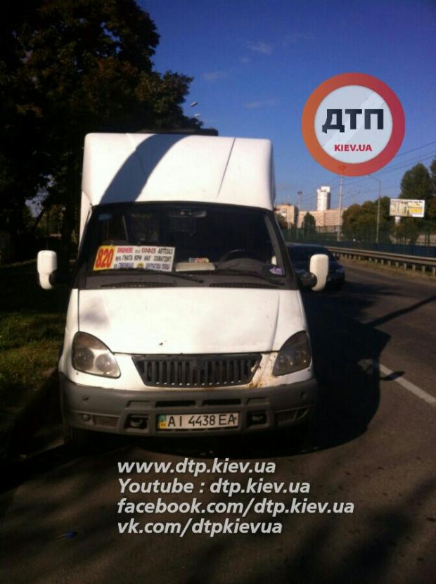 З маршрутки у Києві випала пасажирка. Фото:Facebook