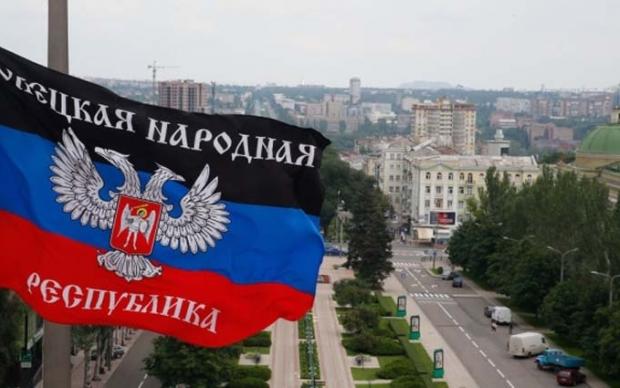 У центрі Донецька намалювали свастику на прапорах "Новоросії". Фото: novyny.online.ua.