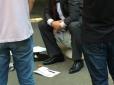 Чоловіка з $30 тис затримали у дворі Адміністрації Президента України (фото)