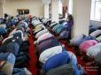 У мережі показали фото маленького мусульманина у вишиванці на святкуванні Курбан-байрам у Києві