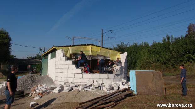 Жителі селища Борова зруйнували недобудовану церкву  Московського патріархату. Фото borova.org