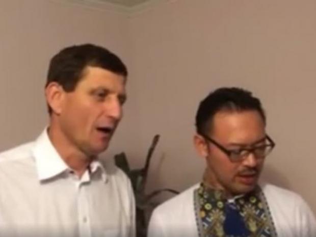Олександр Сич вчить японця співати гімн ОУН. Фото: скріншот з відео.