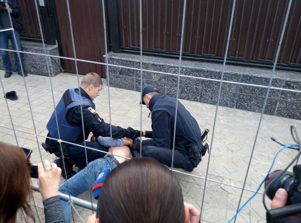  Затримання протестувальника, що проник на територію посольства РФ