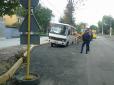 Прокуратурі є робота: В Одесі автобус провалився під новий асфальт (фотофакт)