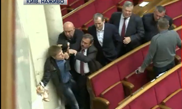 Олексій Гончаренко спровокував бійку з депутатами від "Опозиційного блоку". Фото: 112.ua.