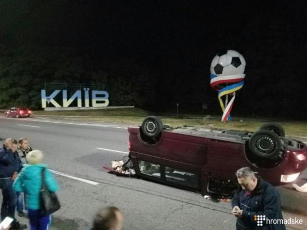Під Києвом п'яний водій BMW протаранив мікроавтобус із пасажирами. Фото: Твітер.